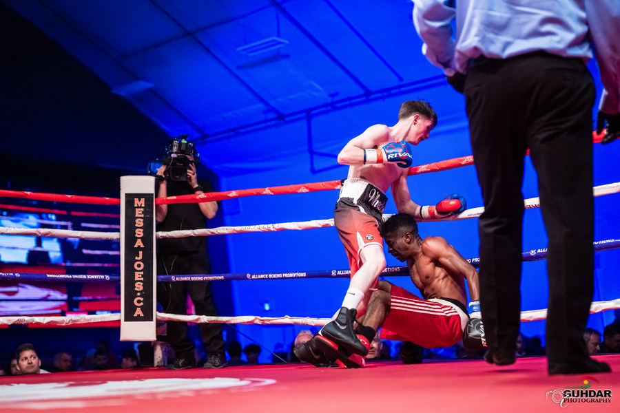Retias Wheaton puts his opponent on the canvas