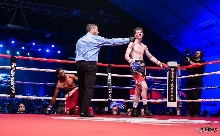 The referee sends Retias Wheaton to a neutral corner after a knockdown